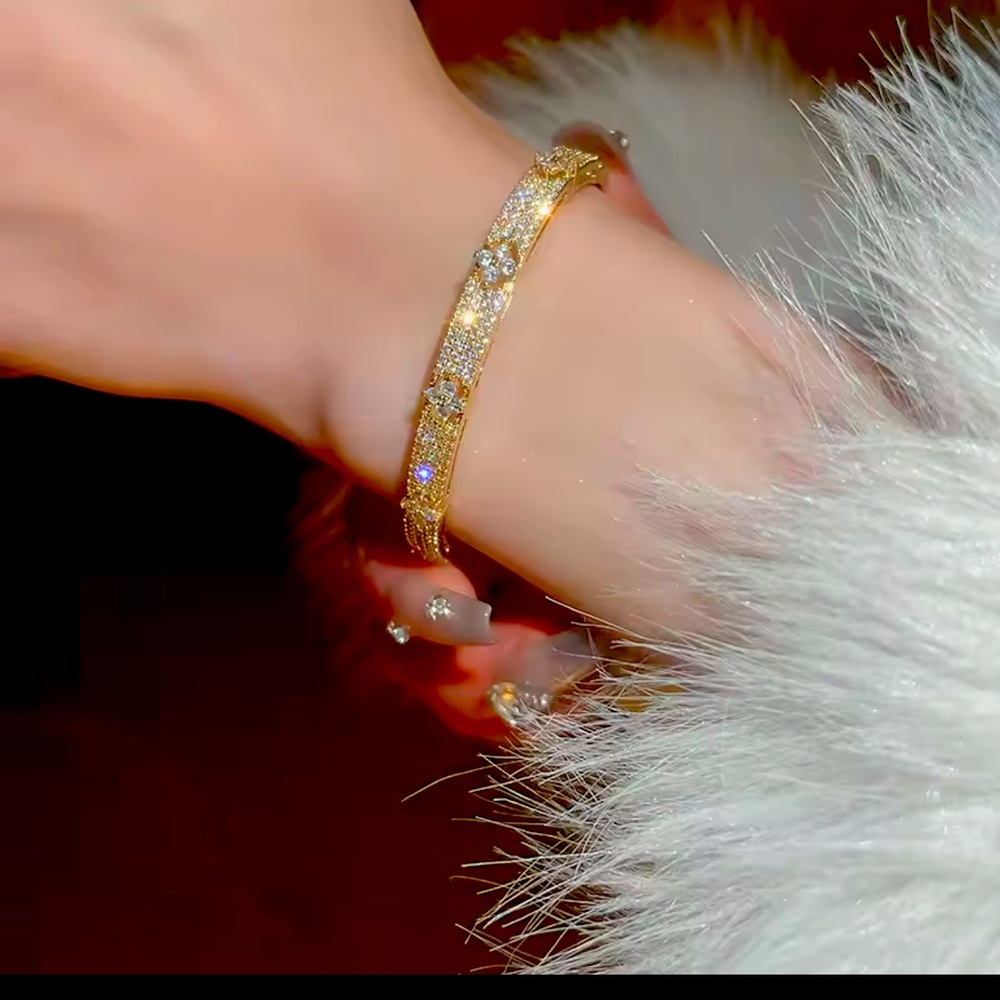 Elegant Gold Bracelet with Floral Accents